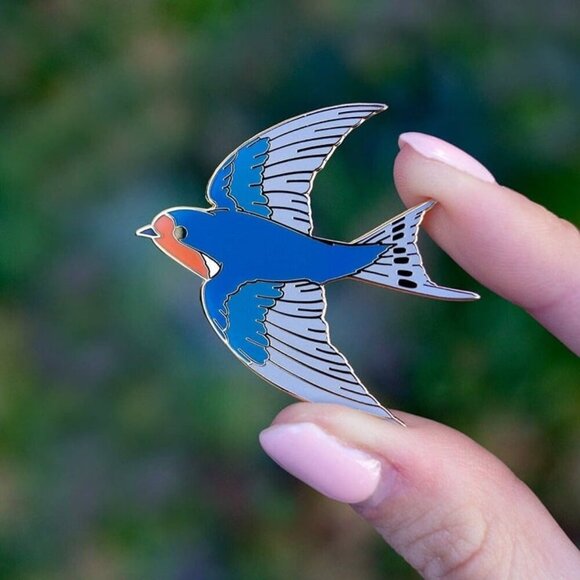 Swallow Bird Enamel Pin - Gold Plated Nature Brooch‎ - Wildlife Jewelry - Picture 3 of 4